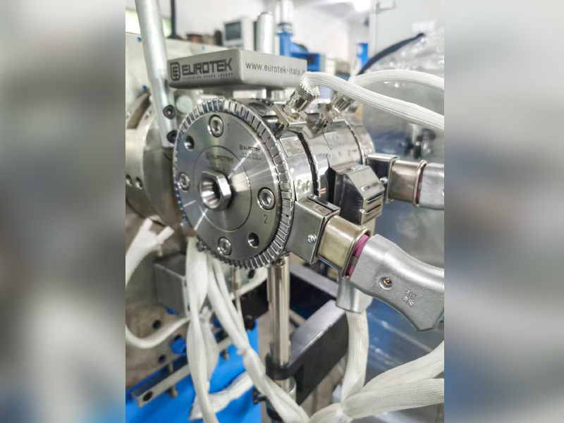 Cap de extrudare în cruce: tipuri, design, flux de material și impact asupra calității cablului